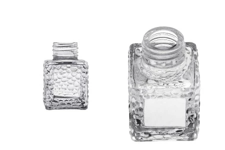 Staklena četvrtasta bočica 50mL (PP 28) sa reljefom, za osveživač prostora-1