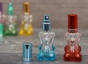 Staklena bočica 10mL u obliku mede, sa sprejom i zatvaračem Staklena bočica 10mL u obliku mede, sa sprejom i zatvaračem