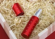 Staklena bočica 10mL sa sprejom u aluminijumskoj futroli u više boja, sa štrasom Staklena bočica 10mL sa sprejom u aluminijumskoj futroli u više boja, sa štrasom