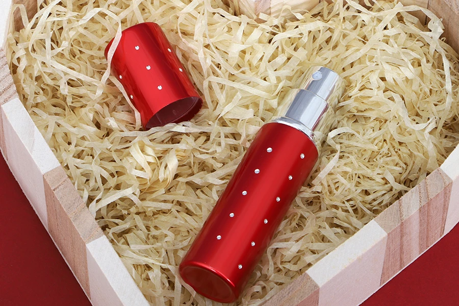 Staklena bočica 10mL sa sprejom u aluminijumskoj futroli u više boja, sa štrasom Staklena bočica 10mL sa sprejom u aluminijumskoj futroli u više boja, sa štrasom