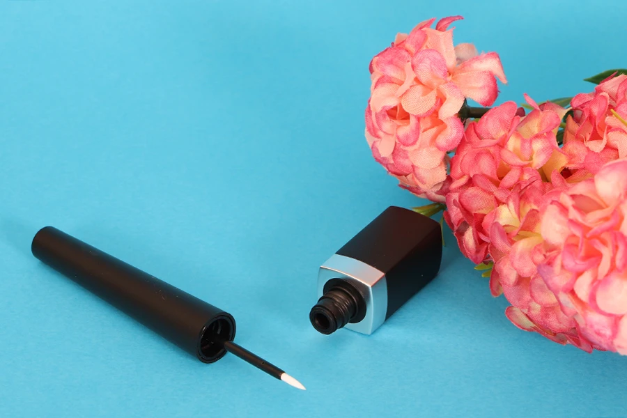 Bočica 8mL sa četkicom za eyeliner - 6 kom Bočica 8mL sa četkicom za eyeliner - 6 kom