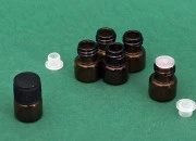 Mini staklena karamel bočica 1mL sa crnim zatvaračem i plastičnim čepom - 25 kom Mini staklena karamel bočica 1mL sa crnim zatvaračem i plastičnim čepom - 25 kom