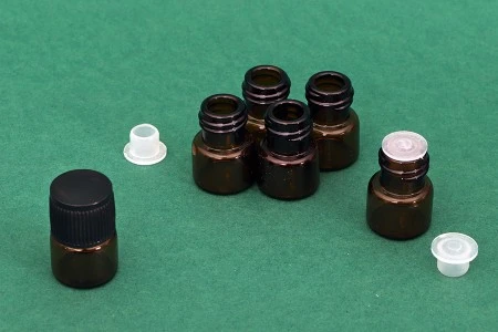 Mini staklena karamel bočica 1mL sa crnim zatvaračem i plastičnim čepom - 25 kom-3