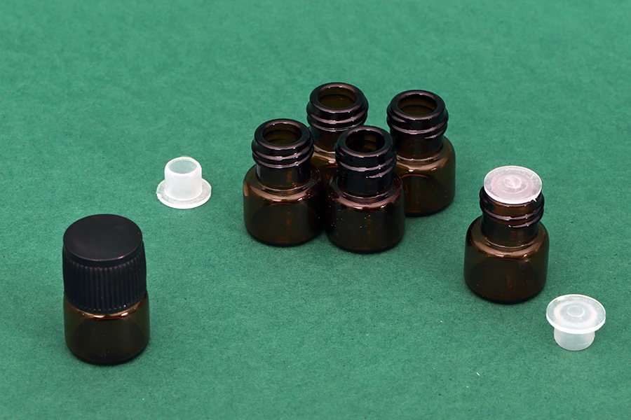 Mini staklena karamel bočica 1mL sa crnim zatvaračem i plastičnim čepom - 25 kom Mini staklena karamel bočica 1mL sa crnim zatvaračem i plastičnim čepom - 25 kom