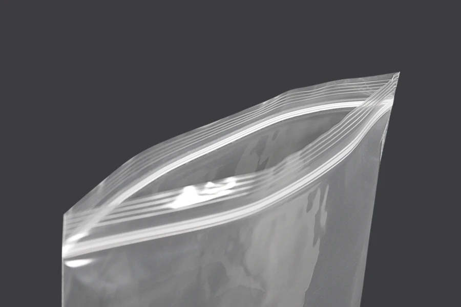 Plastična kesica 240x340mm, providna i sa belim zip zatvaračem - 100 kom Plastična kesica 240x340mm, providna i sa belim zip zatvaračem - 100 kom