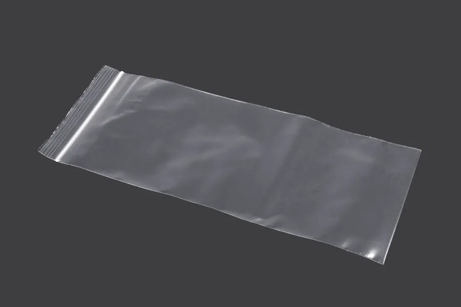 Plastična kesica 100x250mm, providna i sa belim zip zatvaračem - 100 kom Plastična kesica 100x250mm, providna i sa belim zip zatvaračem - 100 kom