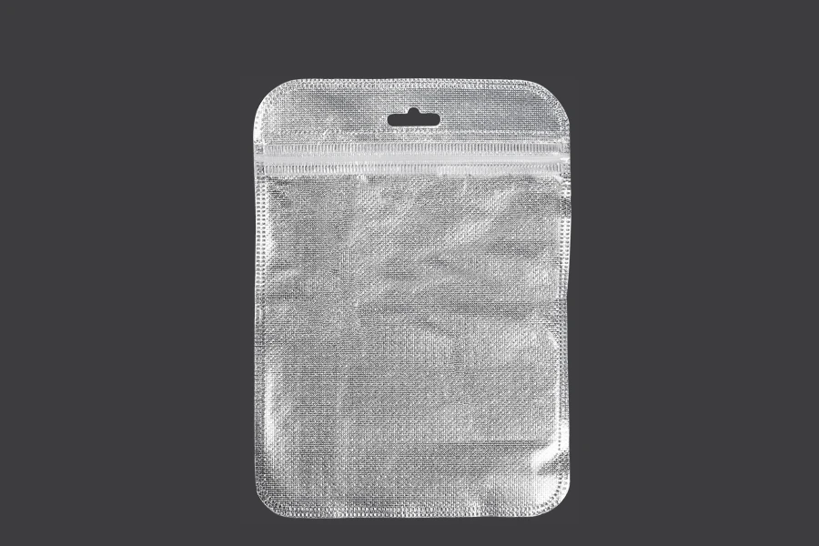 Kesica 122x170mm sa zip zatvaranjem, srebrnom non woven zadnjom i providnom prednjom stranom i sa Eurohole otvorom - 100 kom Kesica 122x170mm sa zip zatvaranjem, srebrnom non woven zadnjom i providnom prednjom stranom i sa Eurohole otvorom - 100 kom