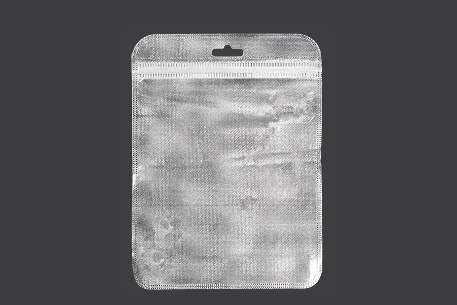 Kesica 150x200mm sa zip zatvaranjem, srebrnom non woven zadnjom i providnom prednjom stranom i sa Eurohole otvorom - 100 kom Kesica 150x200mm sa zip zatvaranjem, srebrnom non woven zadnjom i providnom prednjom stranom i sa Eurohole otvorom - 100 kom