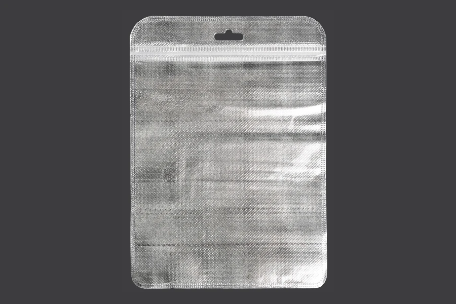 Kesica 160x220mm sa zip zatvaranjem, srebrnom non woven zadnjom i providnom prednjom stranom i sa Eurohole otvorom - 100 kom Kesica 160x220mm sa zip zatvaranjem, srebrnom non woven zadnjom i providnom prednjom stranom i sa Eurohole otvorom - 100 kom