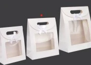 Papirna bela poklon kesa 190x90x240 mm sa zatvaranjem na čičak, prozorom i mašnom - 12 kom Papirna bela poklon kesa 190x90x240 mm sa zatvaranjem na čičak, prozorom i mašnom - 12 kom