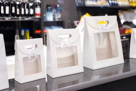 Papirna bela poklon kesa 150x70x200 mm sa zatvaranjem na čičak, prozorom i mašnom - 12 kom-6