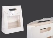 Papirna bela poklon kesa 190x90x240 mm sa zatvaranjem na čičak, prozorom i mašnom - 12 kom Papirna bela poklon kesa 190x90x240 mm sa zatvaranjem na čičak, prozorom i mašnom - 12 kom