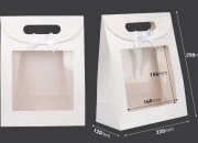 Papirna bela poklon kesa 220x120x290 mm sa zatvaranjem na čičak, prozorom i mašnom - 12 kom Papirna bela poklon kesa 220x120x290 mm sa zatvaranjem na čičak, prozorom i mašnom - 12 kom