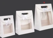 Papirna bela poklon kesa 220x120x290 mm sa zatvaranjem na čičak, prozorom i mašnom - 12 kom Papirna bela poklon kesa 220x120x290 mm sa zatvaranjem na čičak, prozorom i mašnom - 12 kom