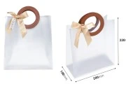 Plastična poluprovidna poklon torbica 200x100x220 mm sa mašnom i kožnim ručkama - 12 kom Plastična poluprovidna poklon torbica 200x100x220 mm sa mašnom i kožnim ručkama - 12 kom-dimenzije_slike