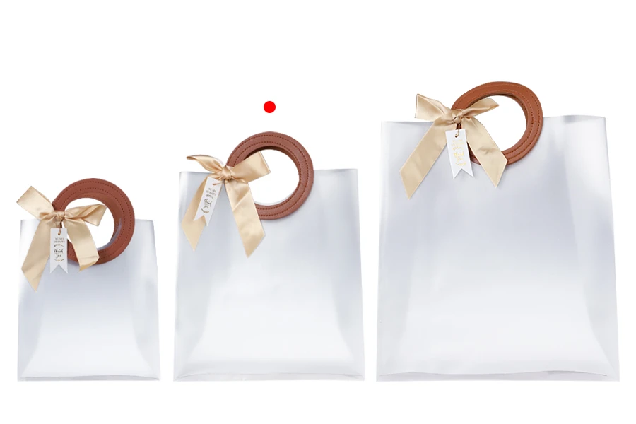 Plastična poluprovidna poklon torbica 200x100x220 mm sa mašnom i kožnim ručkama - 12 kom Plastična poluprovidna poklon torbica 200x100x220 mm sa mašnom i kožnim ručkama - 12 kom-grupa_slika