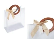 Plastična poluprovidna poklon torbica 200x100x220 mm sa mašnom i kožnim ručkama - 12 kom Plastična poluprovidna poklon torbica 200x100x220 mm sa mašnom i kožnim ručkama - 12 kom-slika_proizvoda