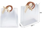 Plastična poluprovidna poklon torbica 240x100x265 mm sa mašnom i ručkama sa teksturom kože - 12 kom Plastična poluprovidna poklon torbica 240x100x265 mm sa mašnom i ručkama sa teksturom kože - 12 kom