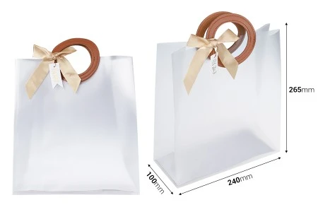 Plastična poluprovidna poklon torbica 240x100x265 mm sa mašnom i ručkama sa teksturom kože - 12 kom-2
