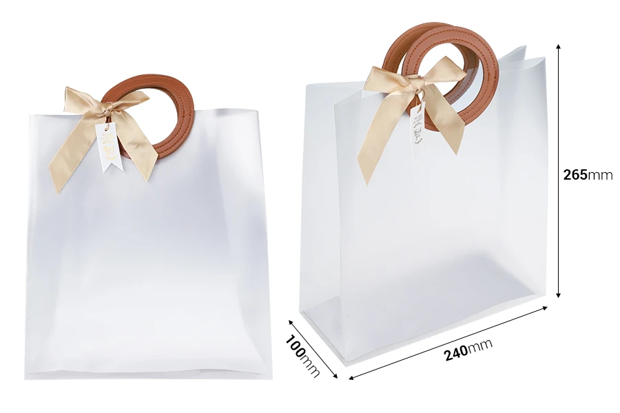 Plastična poluprovidna poklon torbica 240x100x265 mm sa mašnom i ručkama sa teksturom kože - 12 kom Plastična poluprovidna poklon torbica 240x100x265 mm sa mašnom i ručkama sa teksturom kože - 12 kom