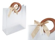 Plastična poluprovidna poklon torbica 240x100x265 mm sa mašnom i ručkama sa teksturom kože - 12 kom Plastična poluprovidna poklon torbica 240x100x265 mm sa mašnom i ručkama sa teksturom kože - 12 kom