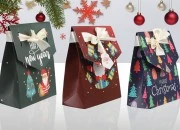 Božićna kartonska poklon kesica 115x55x145 mm sa trakom  - 10 kom-grupa_slika