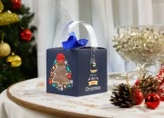 Božićna kartonska poklon kutija 90x90x90 mm sa prozorom, drškom i ukrasnom trakom - 10 kom-grupa_slika