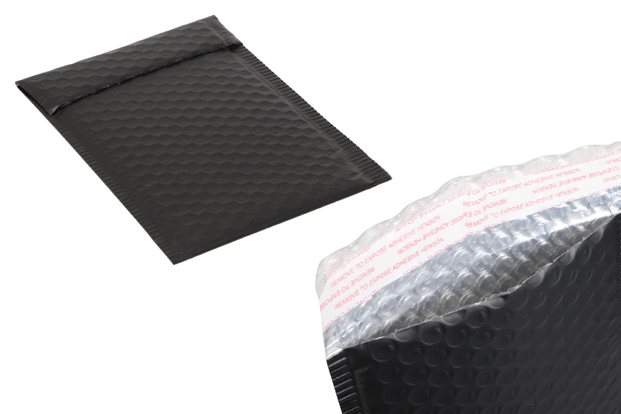 Crna mat koverta sa pucketavom folijom 16x23cm - 10 kom