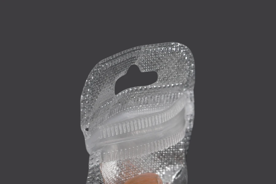 Kesica 55x90mm sa zip zatvaranjem, srebrnom non woven zadnjom i providnom prednjom stranom i sa Eurohole otvorom - 100 kom Kesica 55x90mm sa zip zatvaranjem, srebrnom non woven zadnjom i providnom prednjom stranom i sa Eurohole otvorom - 100 kom