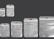 Kesica 150x200mm sa zip zatvaranjem, srebrnom non woven zadnjom i providnom prednjom stranom i sa Eurohole otvorom - 100 kom Kesica 150x200mm sa zip zatvaranjem, srebrnom non woven zadnjom i providnom prednjom stranom i sa Eurohole otvorom - 100 kom