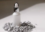 Staklena biserno bela bočica za etarska ulja 30mL, sa grlom PP18 - bez zatvarača