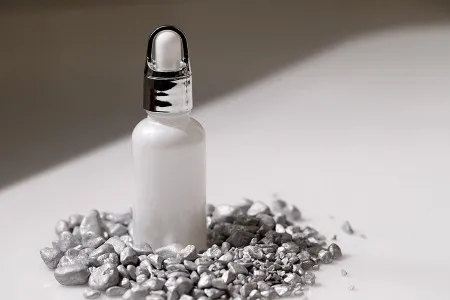 Staklena biserno bela bočica za etarska ulja 30mL, sa grlom PP18 - bez zatvarača-5