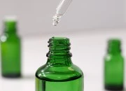 Zelena staklena bočica za etarska ulja 5mL, sa grlom PP18 - bez zatvarača