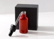 Staklena bočica 30mL za etarska ulja u crvenoj boji, sa grlom PP18 Staklena bočica 30mL za etarska ulja u crvenoj boji, sa grlom PP18-grupa_slika