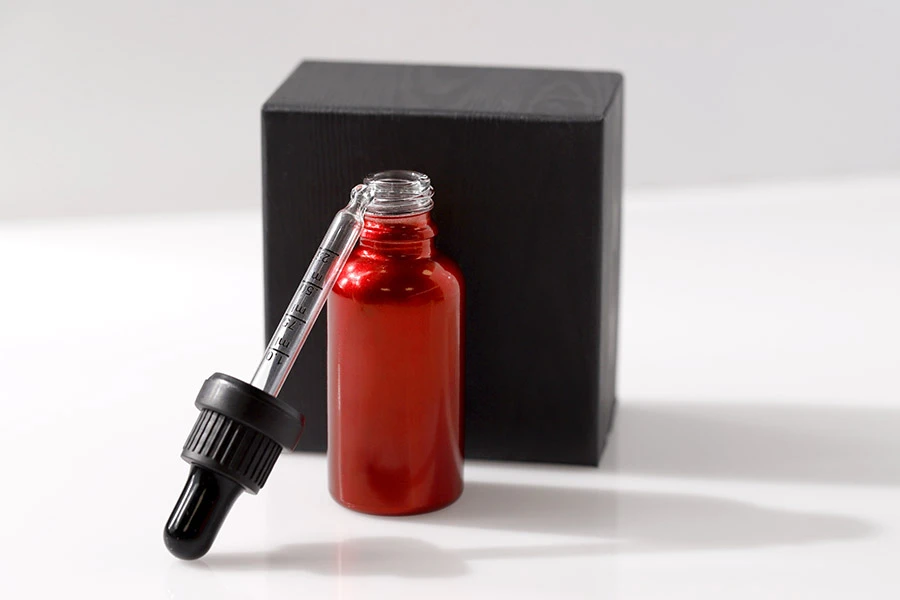 Staklena bočica 30mL za etarska ulja u crvenoj boji, sa grlom PP18 Staklena bočica 30mL za etarska ulja u crvenoj boji, sa grlom PP18-grupa_slika