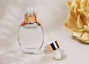 Staklena bočica 40mL za kozmetičke preparate sa pipetom, zatvaračem i plastičnim drenažnim elementom Staklena bočica 40mL za kozmetičke preparate sa pipetom, zatvaračem i plastičnim drenažnim elementom