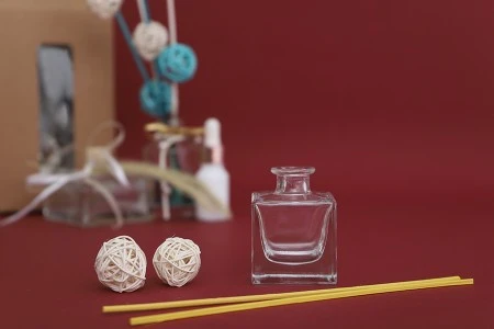 Staklena četvrtasta flašica 60mL, za pića F15.5-4