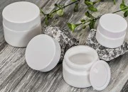 Staklena bela teglica za kreme 30mL sa belim plastičnim zatvaračem sa zaptivkom i međupoklopcem Staklena bela teglica za kreme 30mL sa belim plastičnim zatvaračem sa zaptivkom i međupoklopcem