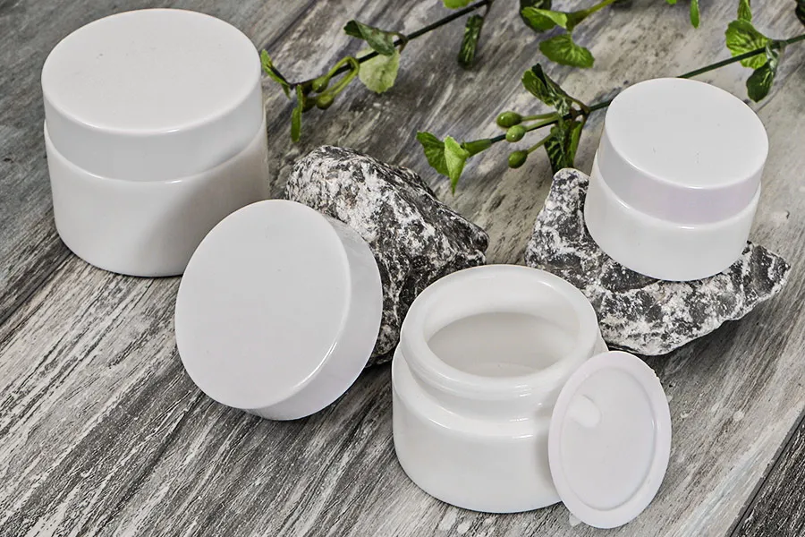 Staklena bela teglica za kreme 30mL sa belim plastičnim zatvaračem sa zaptivkom i međupoklopcem Staklena bela teglica za kreme 30mL sa belim plastičnim zatvaračem sa zaptivkom i međupoklopcem