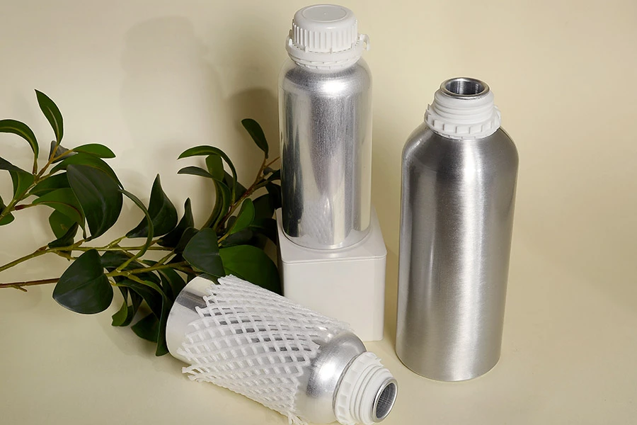 Aluminijumska boca 500mL, sa plastičnim čepom i navojnim zatvaračem Aluminijumska boca 500mL, sa plastičnim čepom i navojnim zatvaračem
