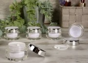 Luksuzna okrugla akrilna kutijica od 20mL sa unutrašnjom zaptivkom na zatvaraču i plastičnim međupoklopcem - 12 kom Luksuzna okrugla akrilna kutijica od 20mL sa unutrašnjom zaptivkom na zatvaraču i plastičnim međupoklopcem - 12 kom