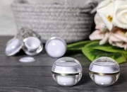 Luksuzna akrilna okrugla kutijica 5mL, sa unutrašnjom zaptivkom na poklopcu i plastičnim međupoklopcem - 12 kom Luksuzna akrilna okrugla kutijica 5mL, sa unutrašnjom zaptivkom na poklopcu i plastičnim međupoklopcem - 12 kom