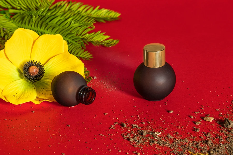 Peskirana okrugla braon staklena bočica 50mL, PP18 - bez zatvarača Peskirana okrugla braon staklena bočica 50mL, PP18 - bez zatvarača