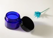Plava staklena teglica sa međupoklopcem i plastičnim zatvaračem sa zaptivkom, 20mL