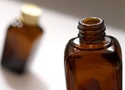 Staklena karamel bočica za etarska ulja 20mL, sa grlom PP18