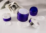 Plava teglica od peskiranog stakla 50mL, sa zatvaračem sa zaptivkom i međupoklopcem Plava teglica od peskiranog stakla 50mL, sa zatvaračem sa zaptivkom i međupoklopcem