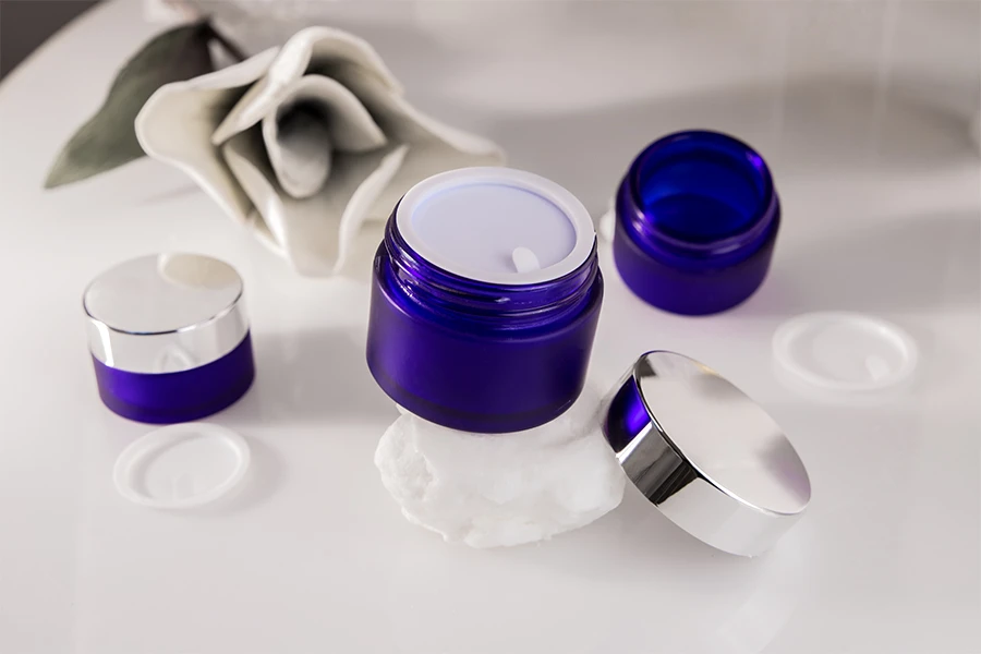 Plava teglica od peskiranog stakla 50mL, sa zatvaračem sa zaptivkom i međupoklopcem Plava teglica od peskiranog stakla 50mL, sa zatvaračem sa zaptivkom i međupoklopcem