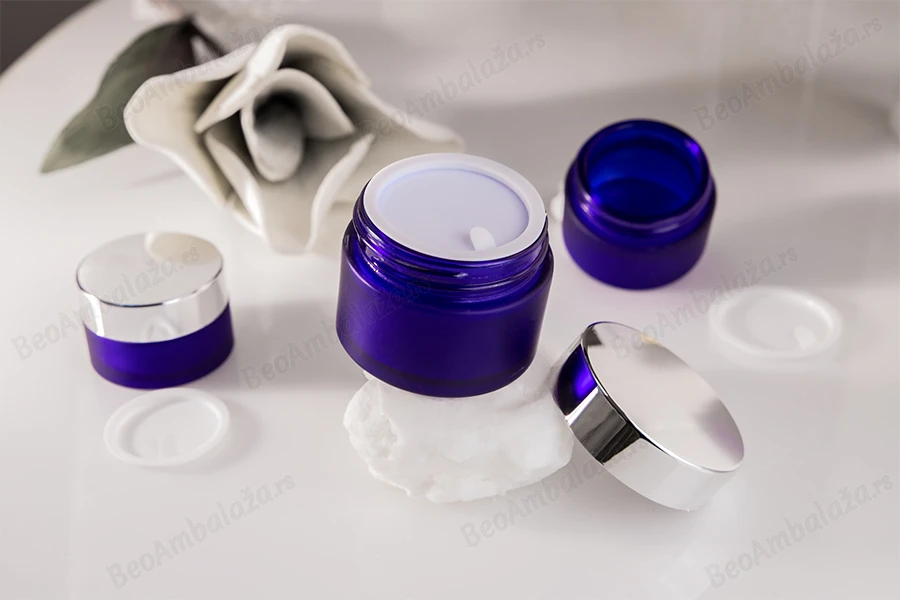 Teglica od plavog peskiranog stakla sa međupoklopcem i plastičnim zatvaračem 20mL-grupa_slika