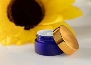 Plava teglica od peskiranog stakla 50mL, sa zatvaračem sa zaptivkom i međupoklopcem Plava teglica od peskiranog stakla 50mL, sa zatvaračem sa zaptivkom i međupoklopcem