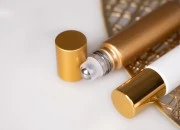 Staklena roll-on bočica 10mL sa metalnom kuglicom, u raznim bojama Staklena roll-on bočica 10mL sa metalnom kuglicom, u raznim bojama